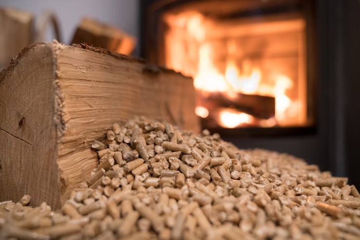 mit einer holzheizung klimafreundlich heizen