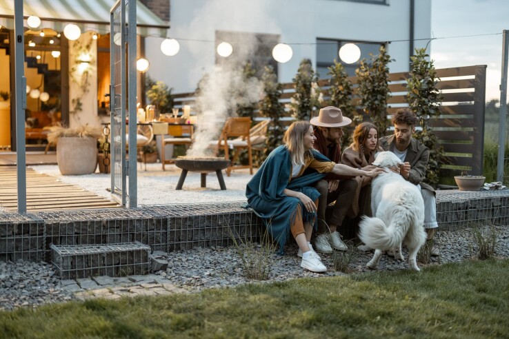 Un groupe d'amis sur la terrasse d'un jardin, à titre d'exemple d'espace extérieur aménagé.