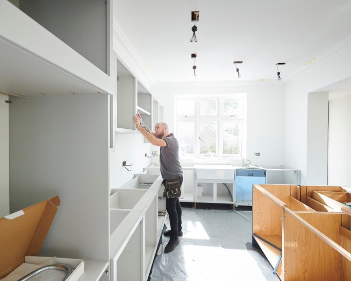 L'installation d'une nouvelle cuisine, illustrant l'aménagement intérieur d'une maison.