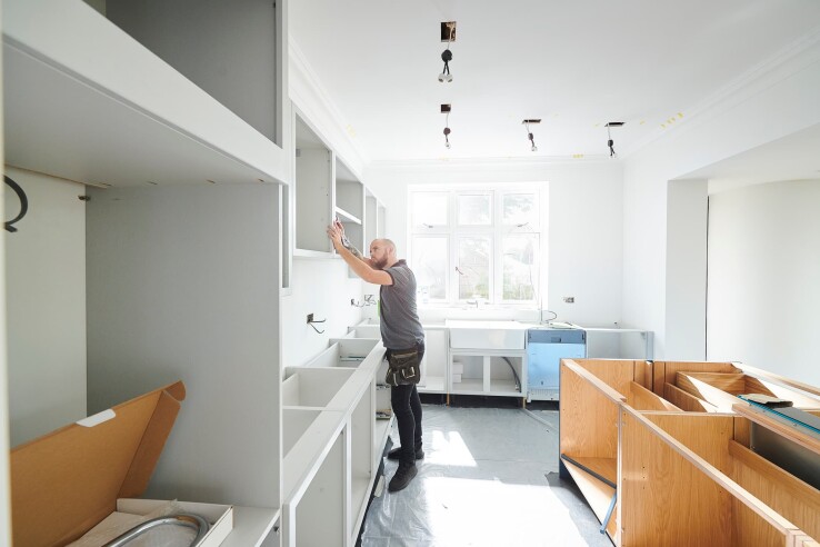 L'installation d'une nouvelle cuisine, illustrant l'aménagement intérieur d'une maison.