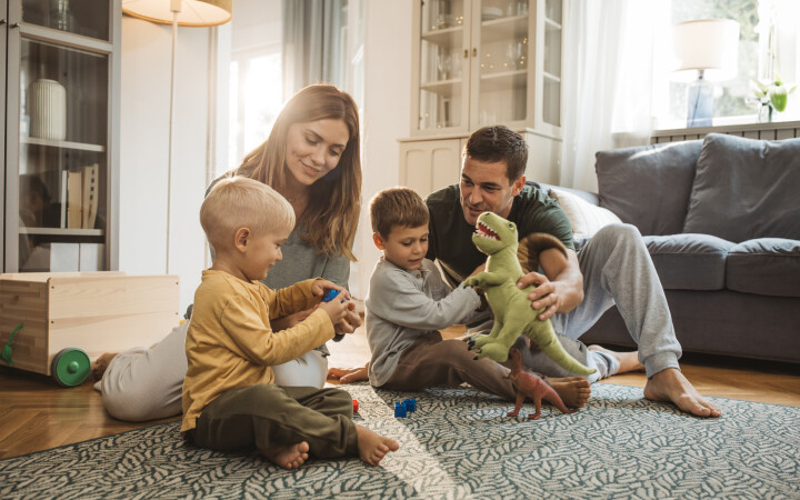 Familie vor ihrem Eigenheim in der Schweiz – Symbolbild zur Abschaffung des Eigenmietwerts und den steuerlichen Änderungen ab 2029.