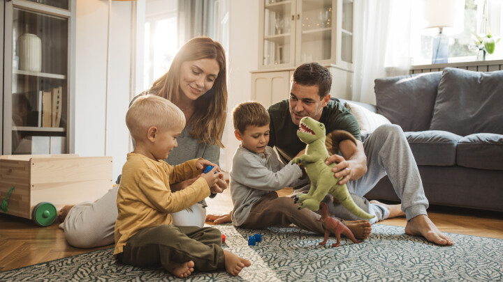 Une famille devant sa maison en Suisse – Image symbolique illustrant la suppression de la valeur locative et les modifications fiscales prévues à partir de 2029.