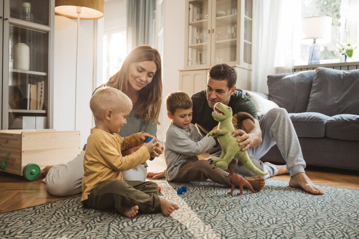 Une famille devant sa maison en Suisse – Image symbolique illustrant la suppression de la valeur locative et les modifications fiscales prévues à partir de 2029.