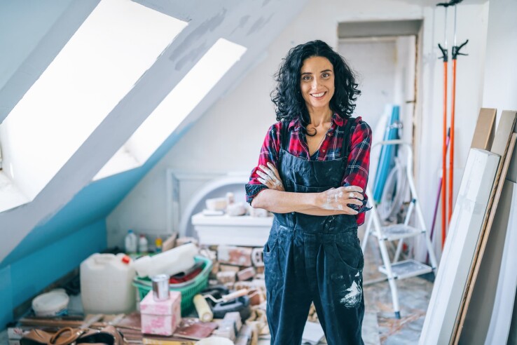 Une propriétaire dans une pièce rénovée – image symbolique illustrant les travaux de modernisation qui valorisent un bien immobilier.