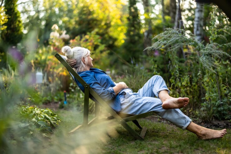 Une femme est assise dans son jardin naturel