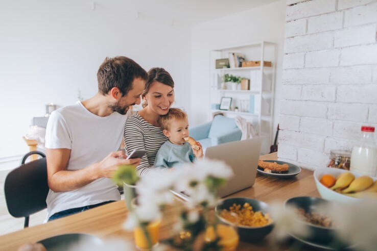Une famille cherche en ligne une maison à acheter qui lui convienne et compare différentes annonces immobilières.