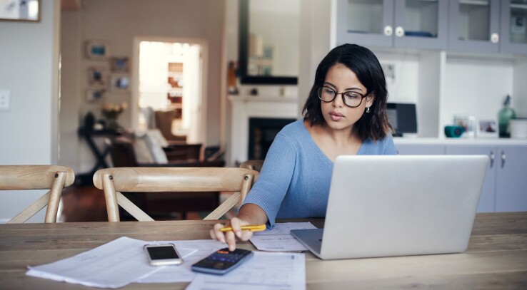 Une femme souhaite souscrire un prêt immobilier ; il reste encore quelques questions de financement à clarifier