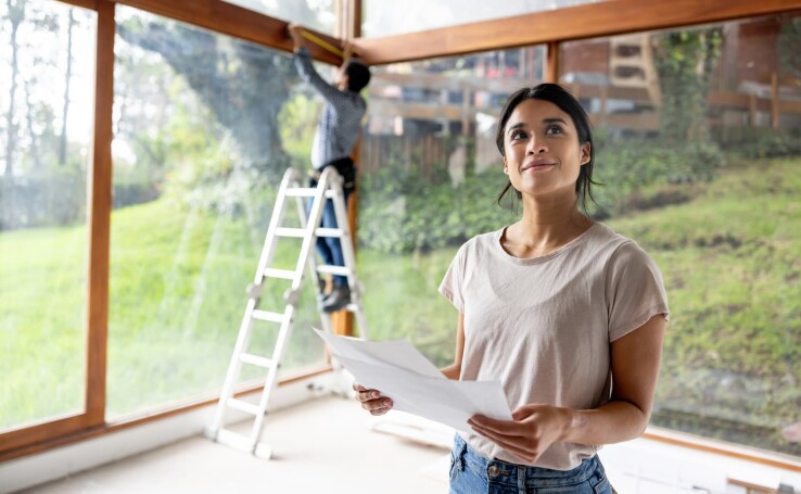 Une architecte prévoit de construire une maison avec des matériaux de construction durables