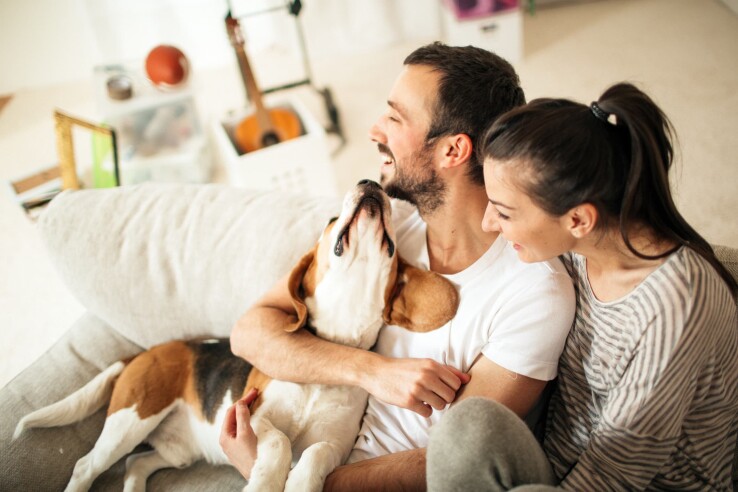 Un couple heureux avec son chien comme animal de compagnie.