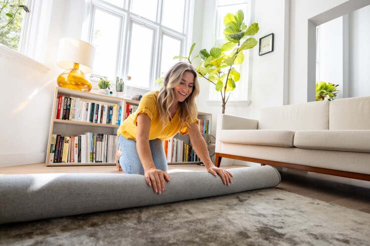 Une femme aménage son appartement selon son style personnel