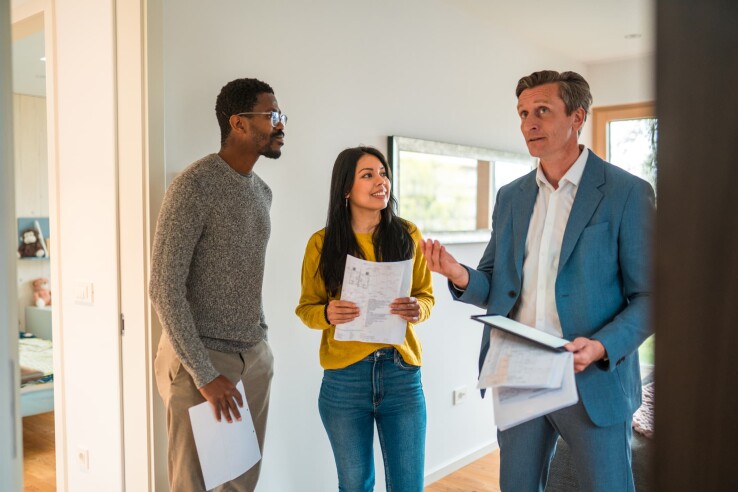 Le gestionnaire immobilier fait visiter un nouvel appartement à un couple