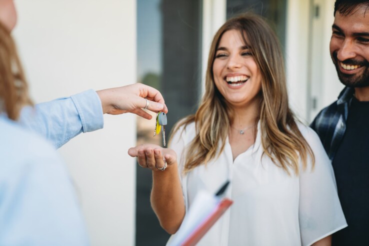 Un couple reçoit les clés de son nouvel appartement en location ; désormais, c'est le droit locatif qui s'applique