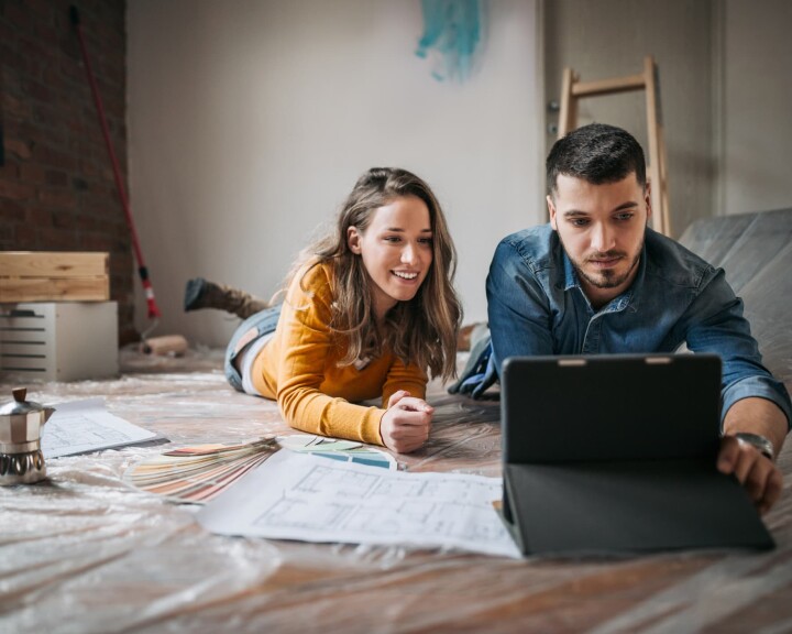 Un couple discute des coûts de rénovation pendant les travaux de transformation de leur maison
