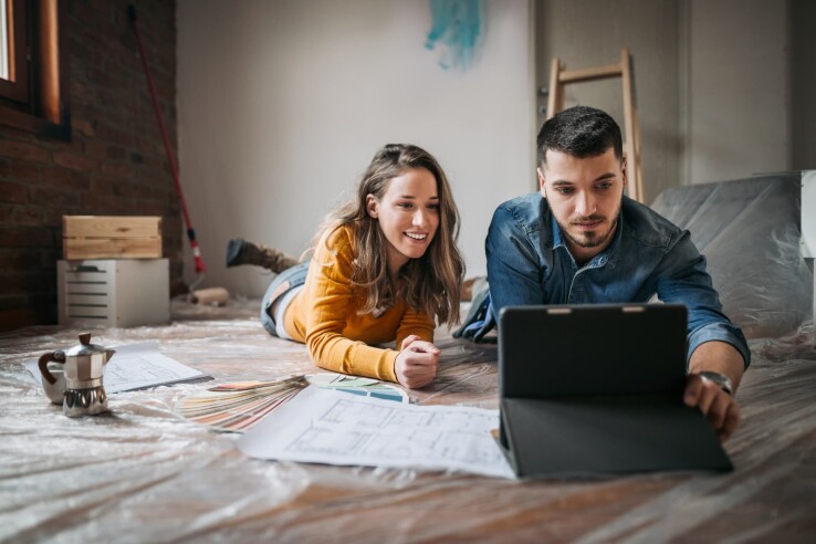 Un couple discute des coûts de rénovation pendant les travaux de transformation de leur maison