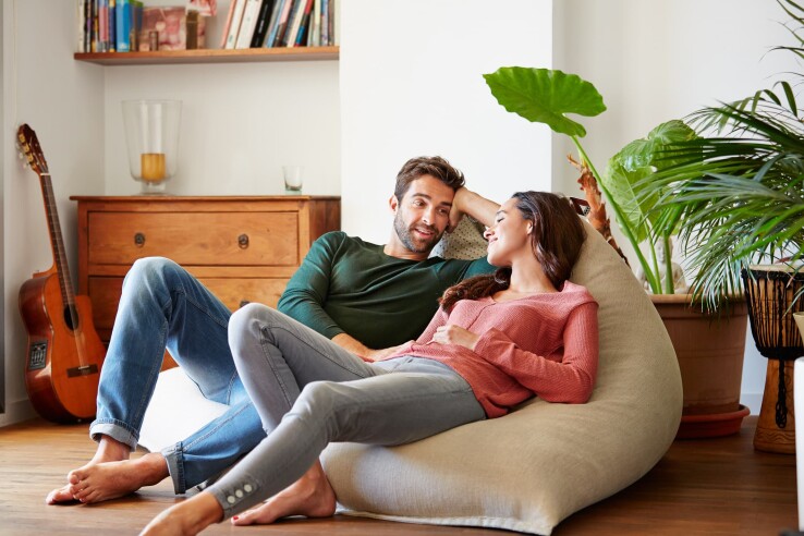 Un couple est assis dans un salon aménagé dans un esprit de durabilité