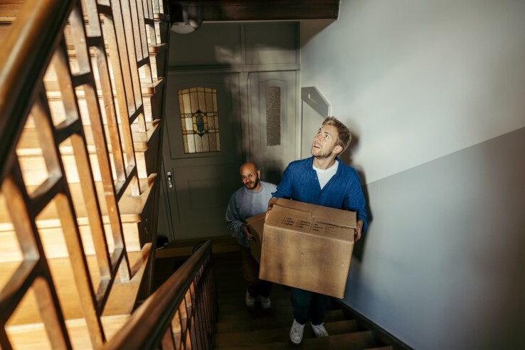 Deux collègues emménagent dans un nouvel appartement en location