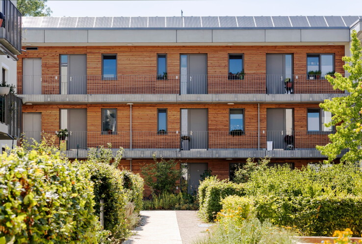 Immeuble collectif à ossature bois, doté de balcons et d'espaces extérieurs végétalisés, illustrant une rénovation énergétique dans le cadre de la copropriété