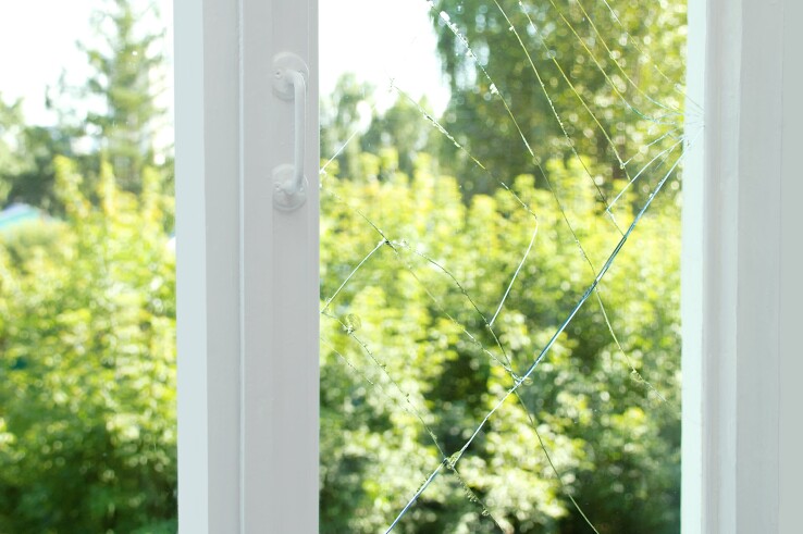 Glasbruchschaden an einem Fenster