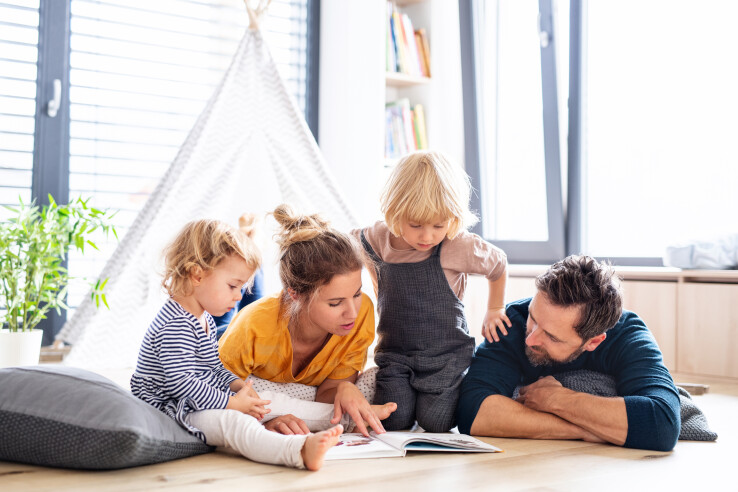 Une famille dans un appartement moderne en copropriété. Image symbolique de la copropriété.