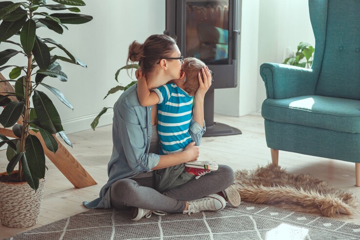 Une mère et son enfant dans un logement économe en énergie.
