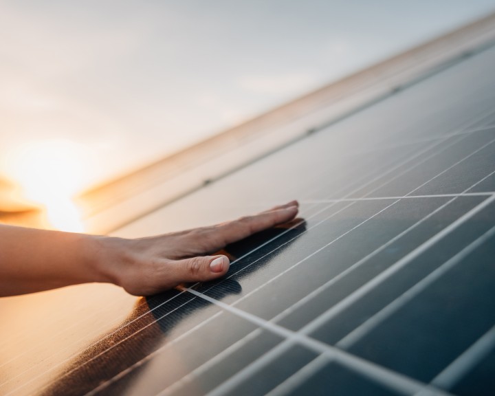 batteriespeicher energie aus photovoltaik speichern