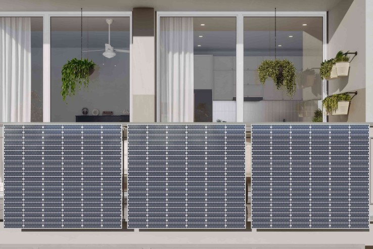 Centrale solaire de balcon composée de trois panneaux solaires installés sur la balustrade d'un immeuble d'habitation moderne
