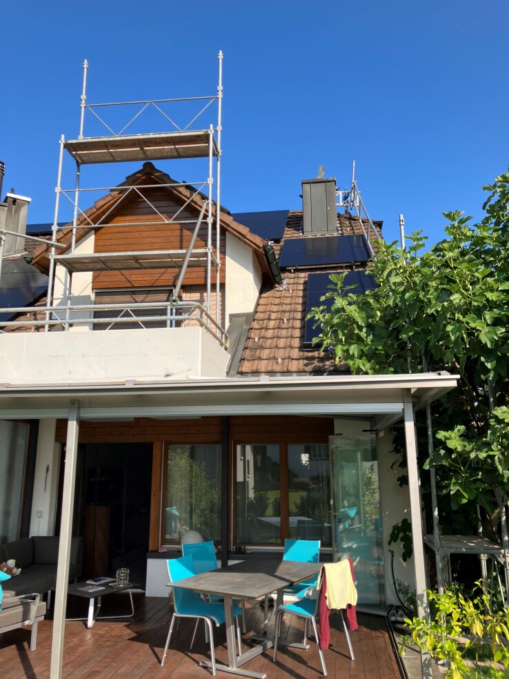 Installation photovoltaïque sur une maison individuelle, en cours de montage avec un échafaudage.