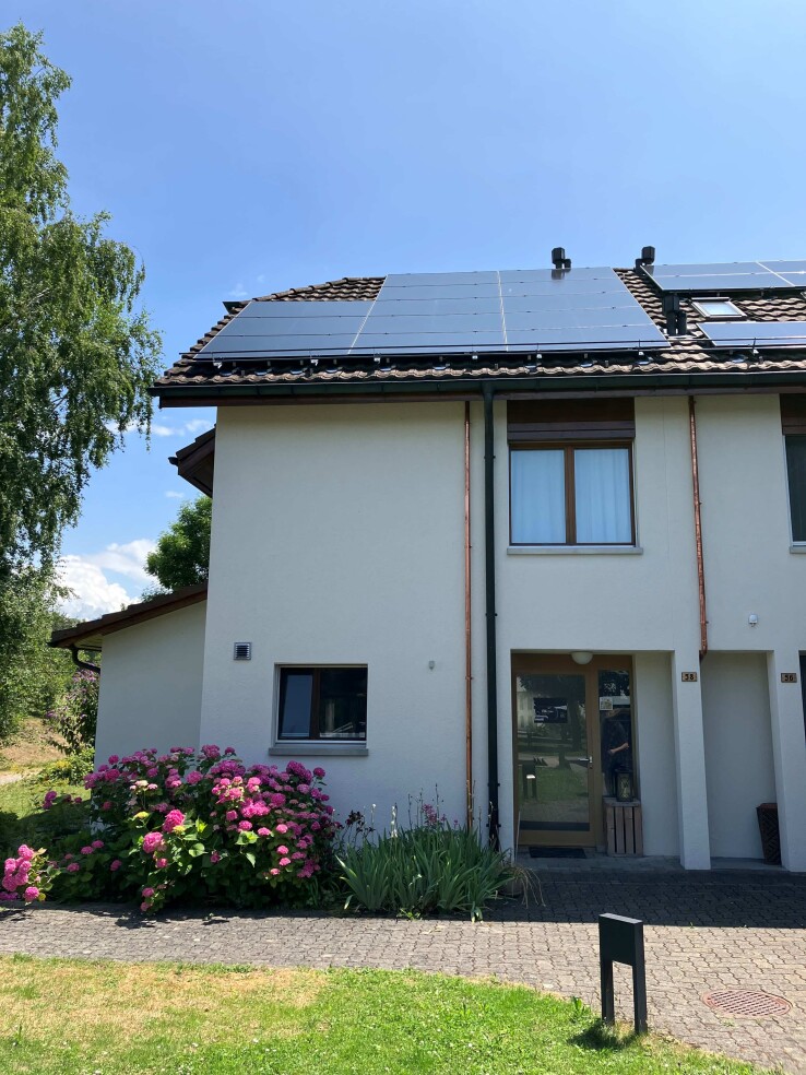 Maison individuelle équipée d'une installation photovoltaïque sur le toit permettant de produire sa propre électricité solaire.