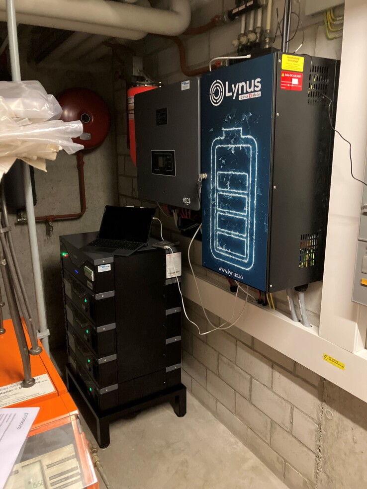 Système de stockage par batterie et système de gestion de l'énergie d'une installation photovoltaïque situé dans le local technique d'une maison individuelle.