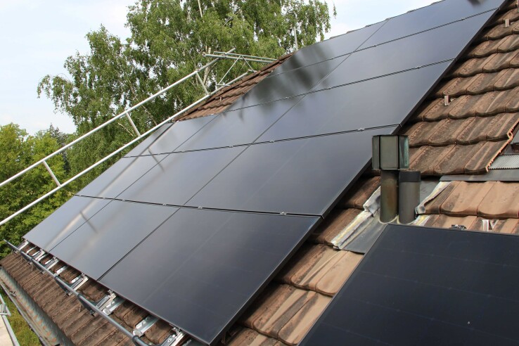 Installation photovoltaïque composée de panneaux solaires installés sur le toit d'une maison individuelle.