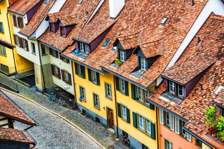 Une rangée de maisons aux toits de tuiles rouges dans la vieille ville, symbole de la dépréciation des biens immobiliers anciens