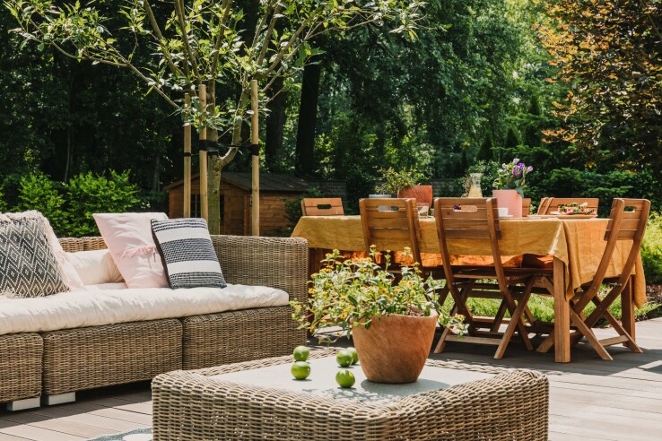 La terrasse devrait s'intégrer au jardin harmonieusement.