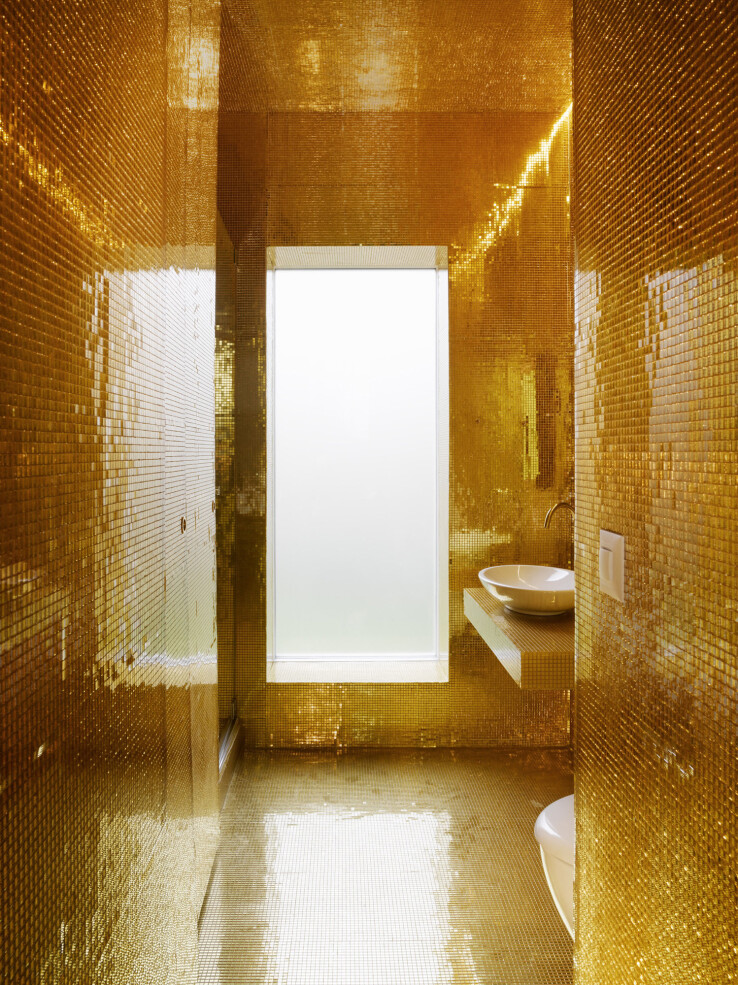 Reportage architectural à Berne : une salle de bains luxueuse recouverte de plaquettes d'or