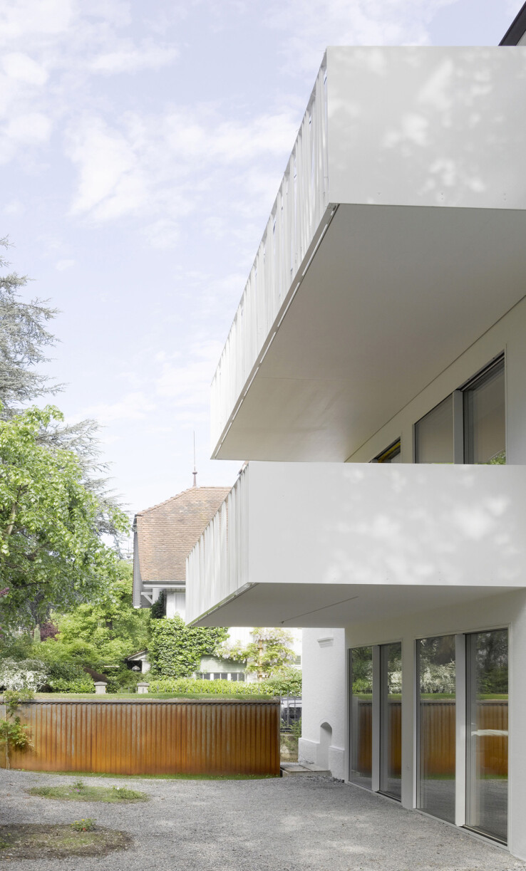 La façade sud a été démolie et remplacée par de grandes baies vitrées et des balcons.