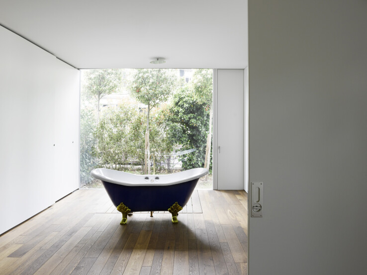 Reportage architectural à Berne : une baignoire îlot devant une baie vitrée