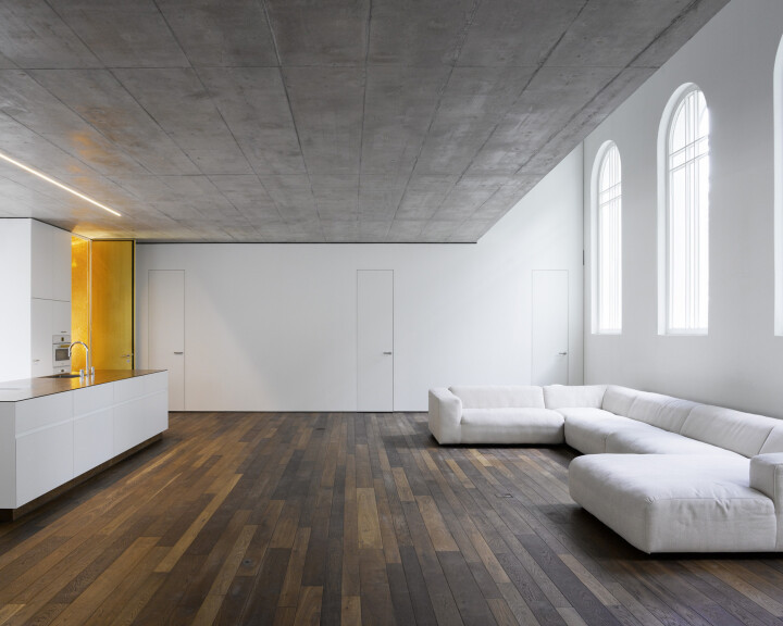 Reportage architectural à Berne : un intérieur en béton, en bois et avec les vitraux d'origine