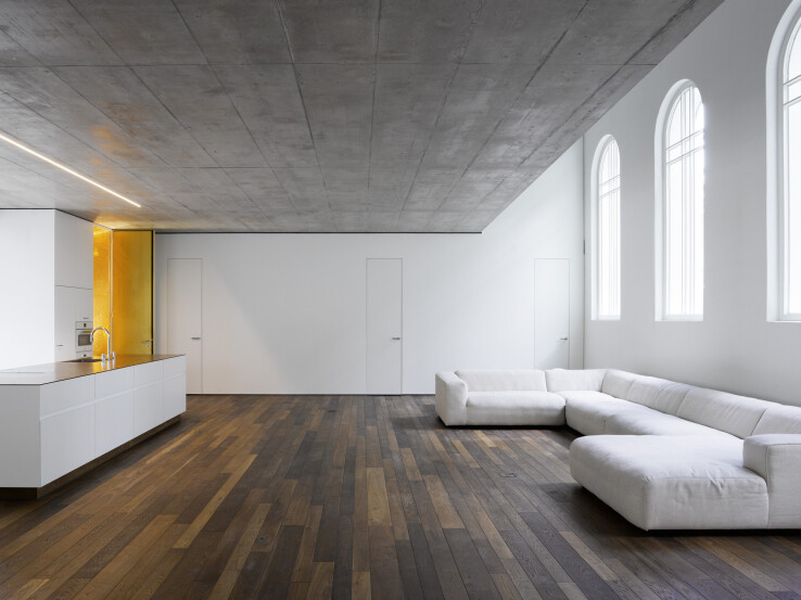 Reportage architectural à Berne : un intérieur en béton, en bois et avec les vitraux d'origine