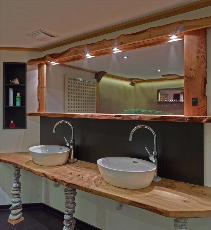Reportage architectural à Herbligen Riegbau : une salle de bains en bois, pierre et argile