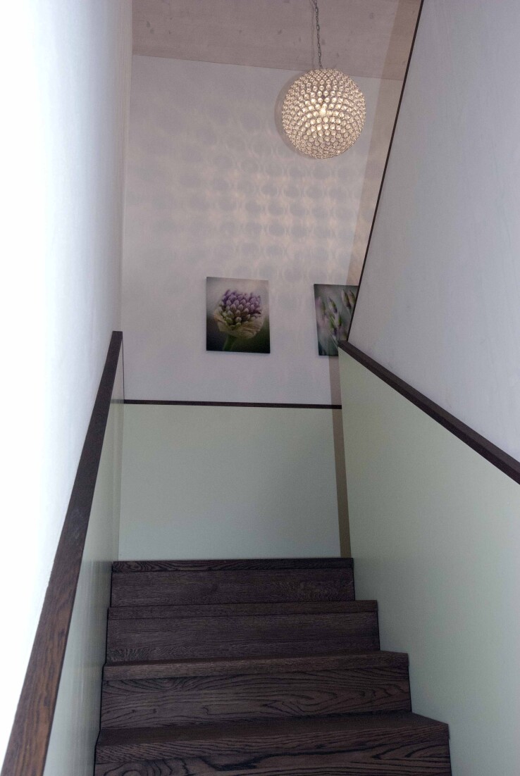 Les bords fermés (c'est-à-dire les marches d'escalier entre lesquelles on ne peut pas voir à travers) sont meilleurs sur le plan énergétique.