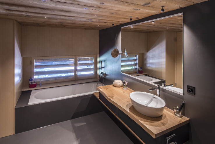 Reportage architectural à Oppligen : une grande salle de bains luxueuse avec des éléments en bois