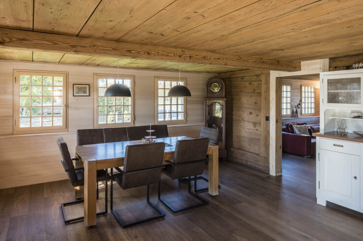 Reportage architectural à Oppligen : salle à manger et salon en bois