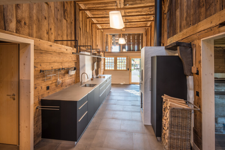 Reportage architectural à Oppligen : une cuisine en bois, à la fois esthétique et aérée