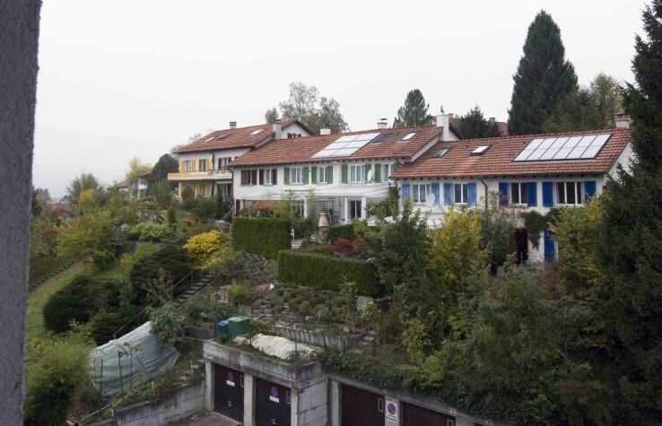 Système solaire sur le toit d'une maison mitoyenne rénovée à Saint-Gall.