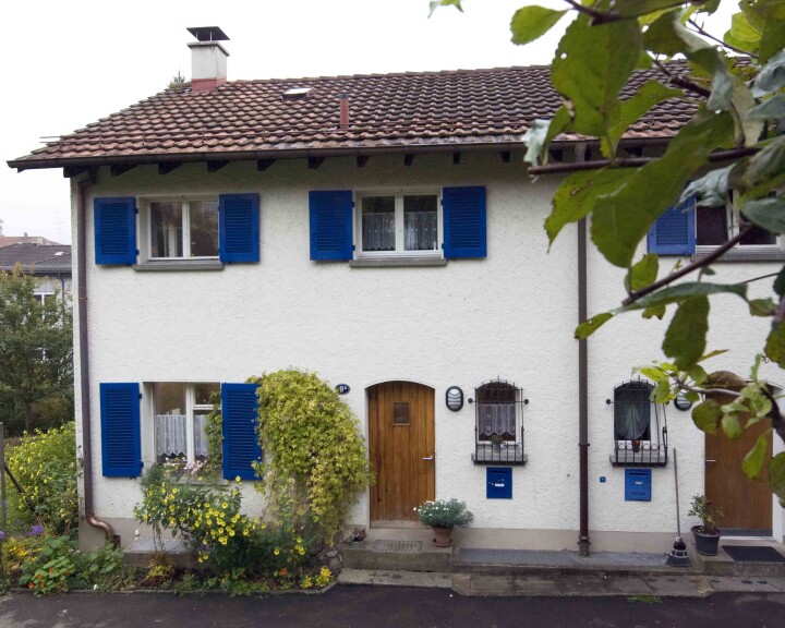 Maison mitoyenne rénovée à Saint-Gall, dont la façade est restée inchangée après la rénovation énergétique.