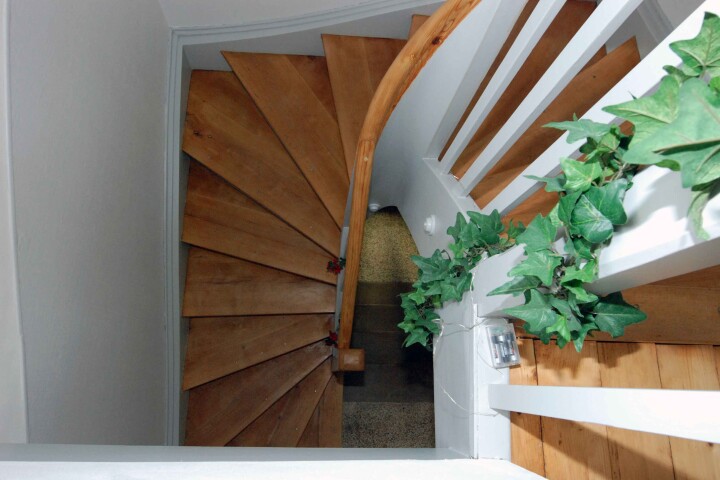 La maîtresse d'ouvrage est particulièrement fière de cet escalier, qu'elle a passé de nombreuses heures à nettoyer pour en éliminer les traces de colle.