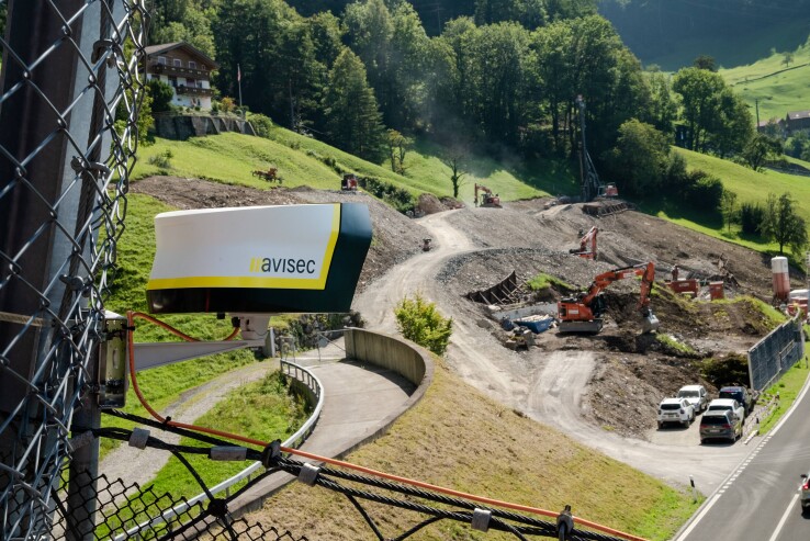 Une caméra de chantier d'avisec surveille l'avancement des travaux sur un chantier de construction résidentielle en Suisse