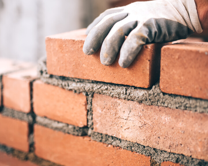 Une maison en construction, symbole des différents matériaux utilisés dans la construction d'une maison.