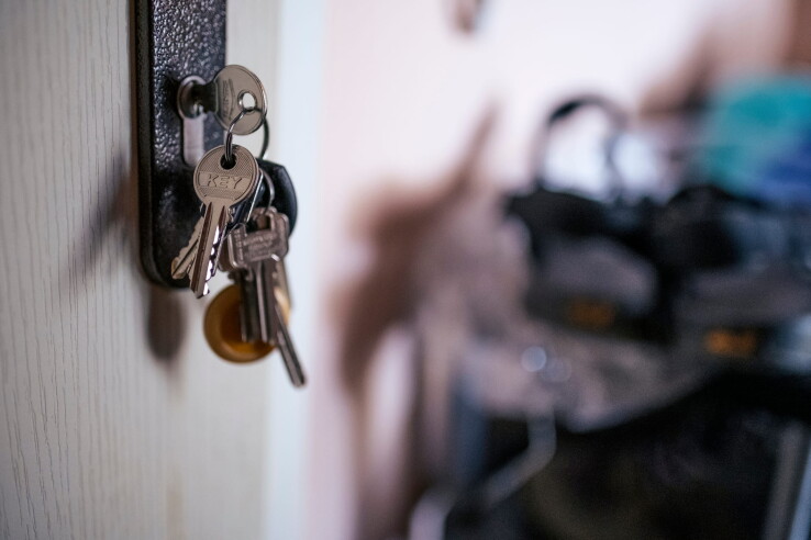 Plusieurs clés sur la porte d'un appartement, symbole du droit locatif et de l'accès