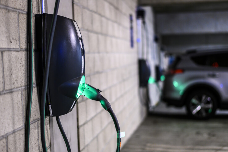 Boîtier mural permettant de recharger une voiture électrique dans un parking souterrain.