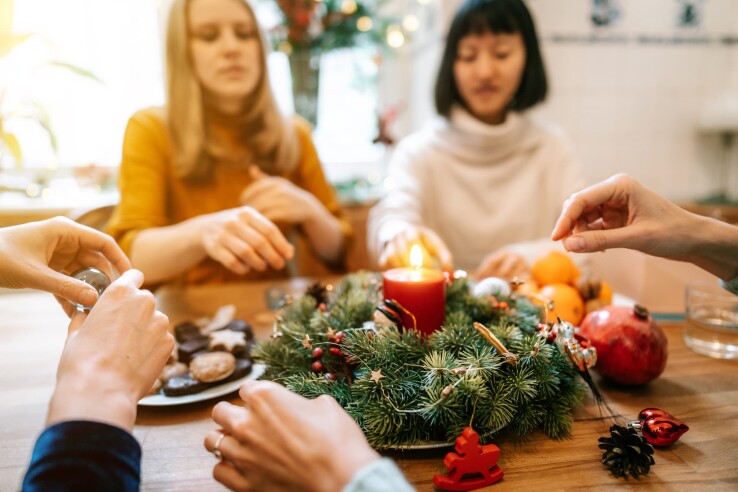 Des bougies allumées dans une décoration de Noël, symbole de la prévention des incendies pendant la période de l'Avent.